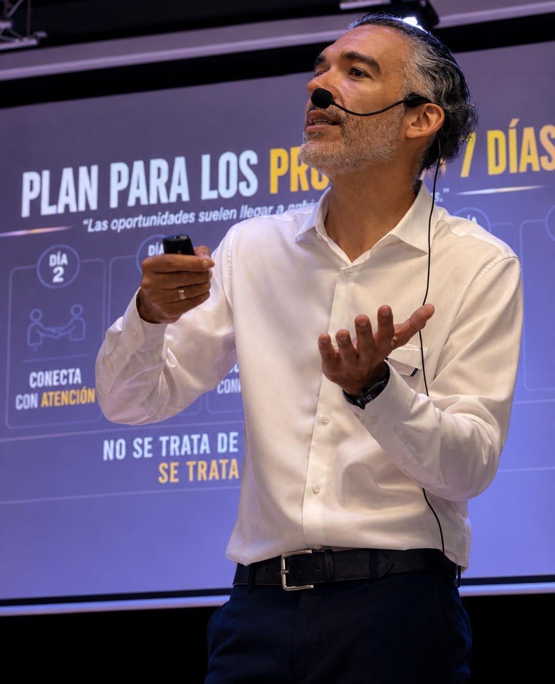 Wences Romero dando una charla como conferencista