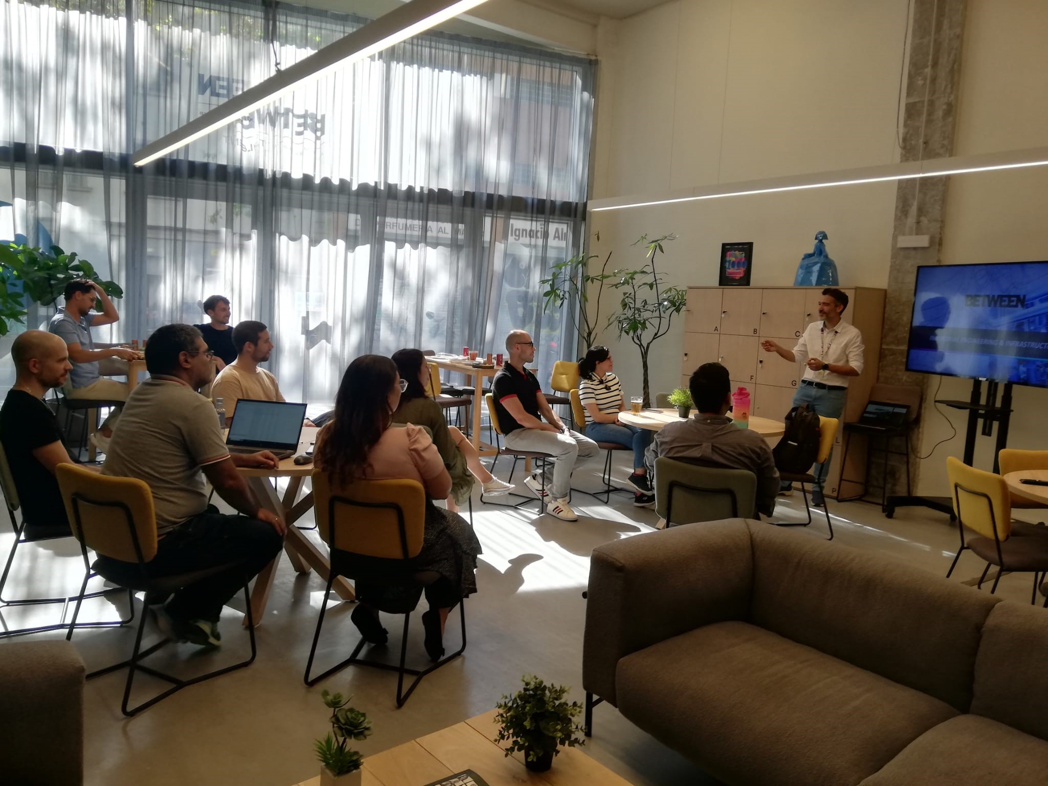 Charla Between Technology