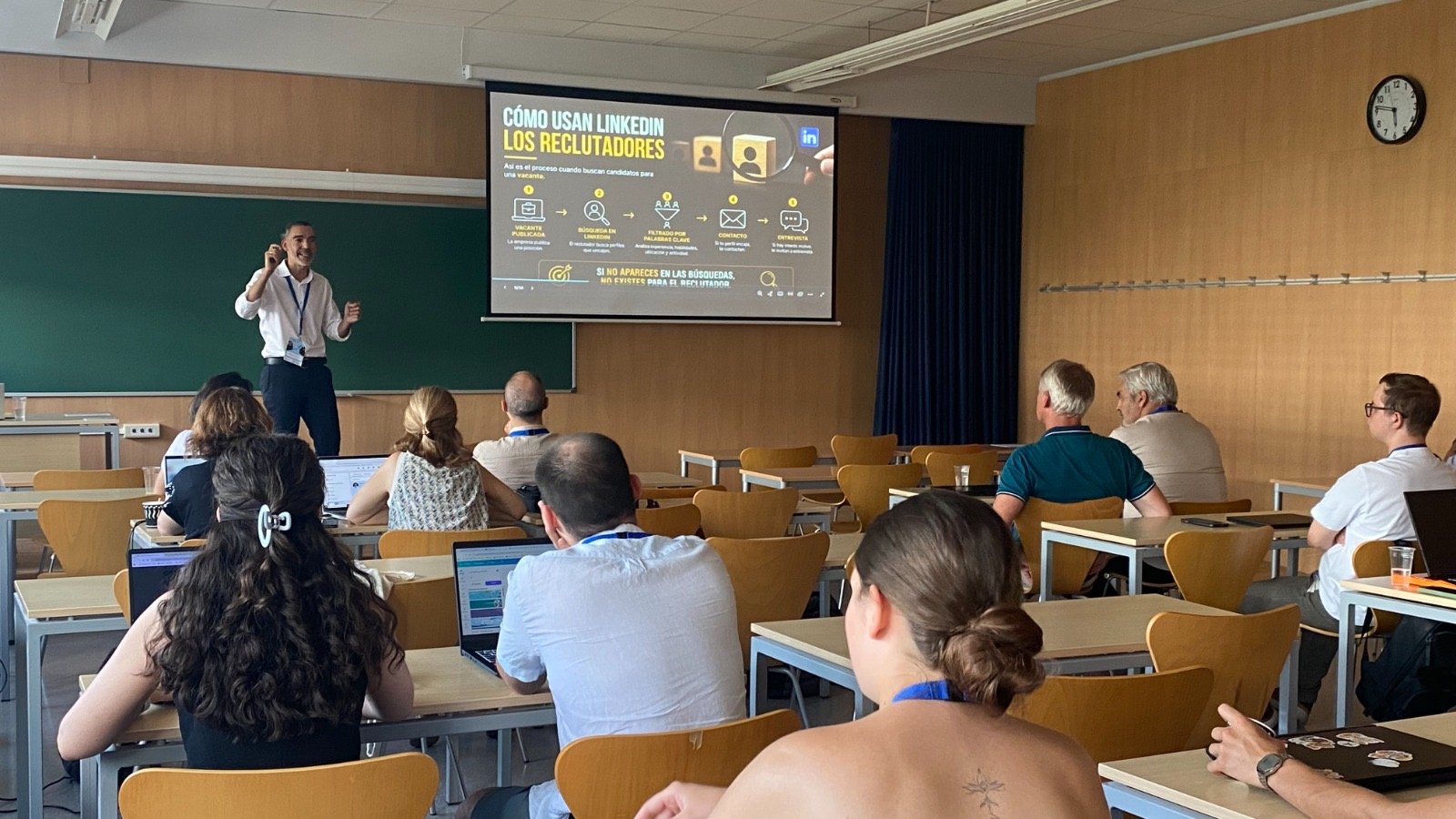 Wences Romero presentando en Hub Experimenta