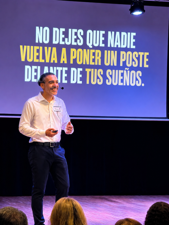 Wences Romero sonriendo en el evento Talento Migrante