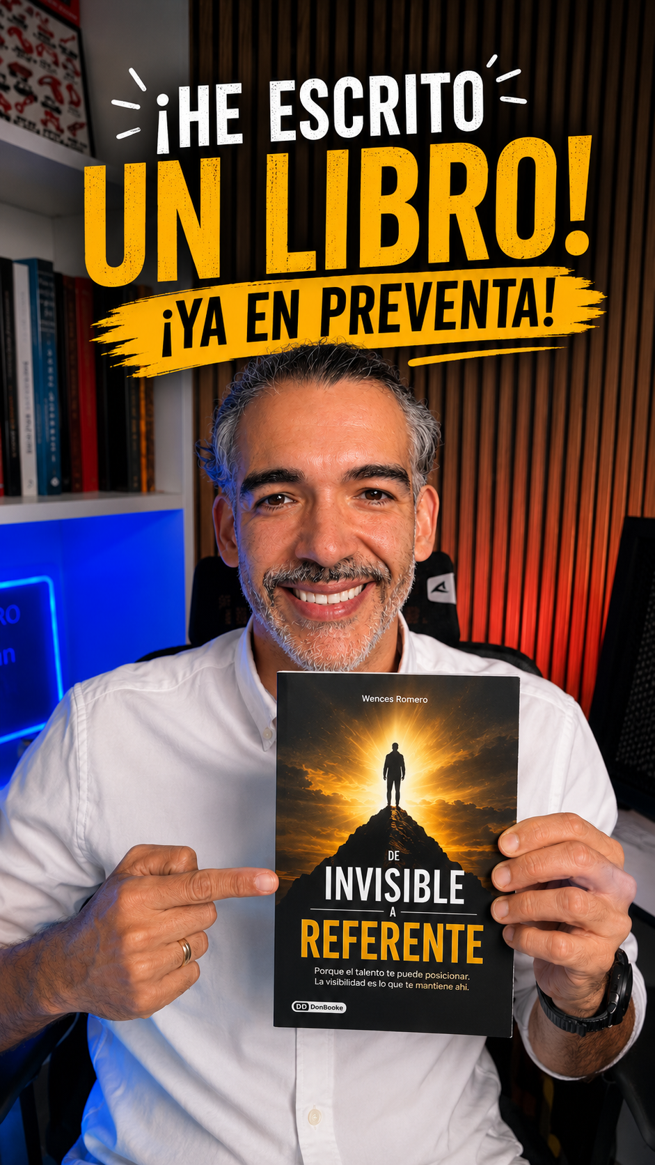 Wences Romero mostrando su libro De Invisible a Referente