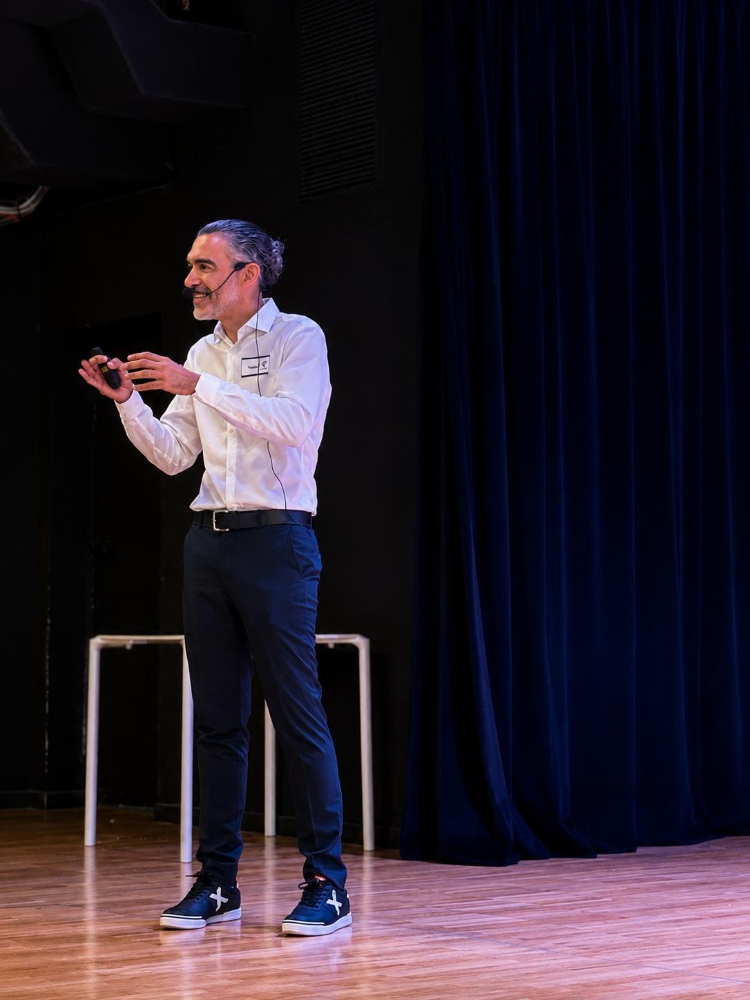 Wences Romero hablando en el evento Talento Migrante